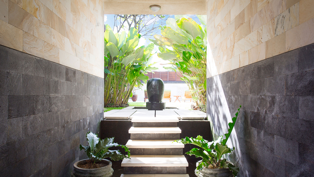 Villa Bayu Gita Residence - Pathway to the pool